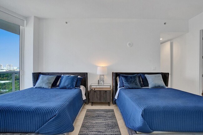 Building Photo - 16001 Collins Ave