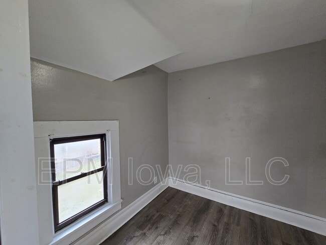 Building Photo - 214 Edwards St