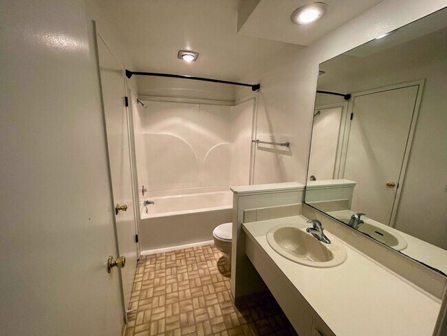 Building Photo - 2 br, 1.5 bath House - 138 Treehill Loop