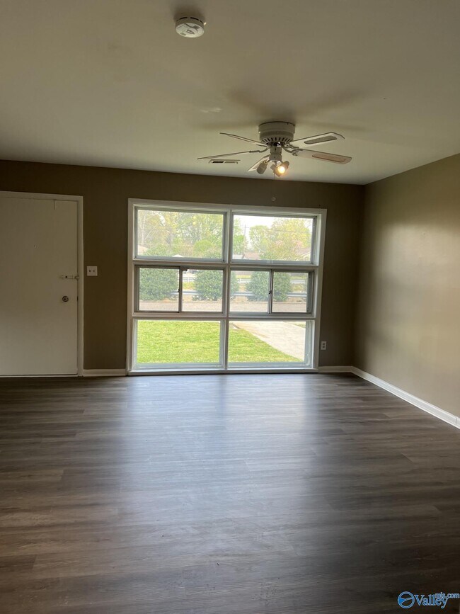 Building Photo - 1002 Lowell Dr SE