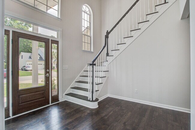 Building Photo - 207 N Pembroke Dr