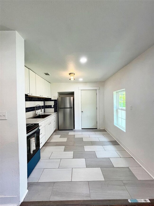 Building Photo - Remodeled 2 Bedroom, 2 Bath Home Reay for New Tenants- Lots of Storage- Near Historic Riverside- ...