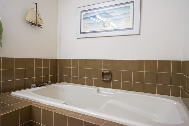 Building Photo - Coeur d'Alene North Condo - Furnished 2 be...