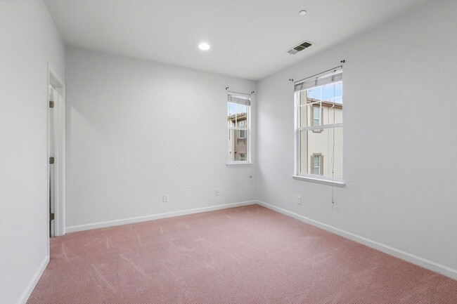 Building Photo - Spacious 2BR/2BA End-Unit Condo for rent in Warm Springs – Montebello Community