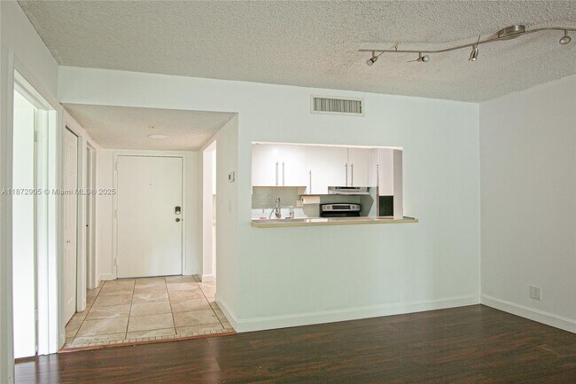 Building Photo - 100 Lakeview Dr