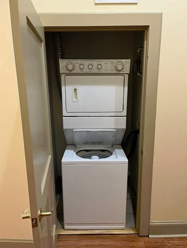 Building Photo - Theresa Park Lofts Apartments -Three Bedro...
