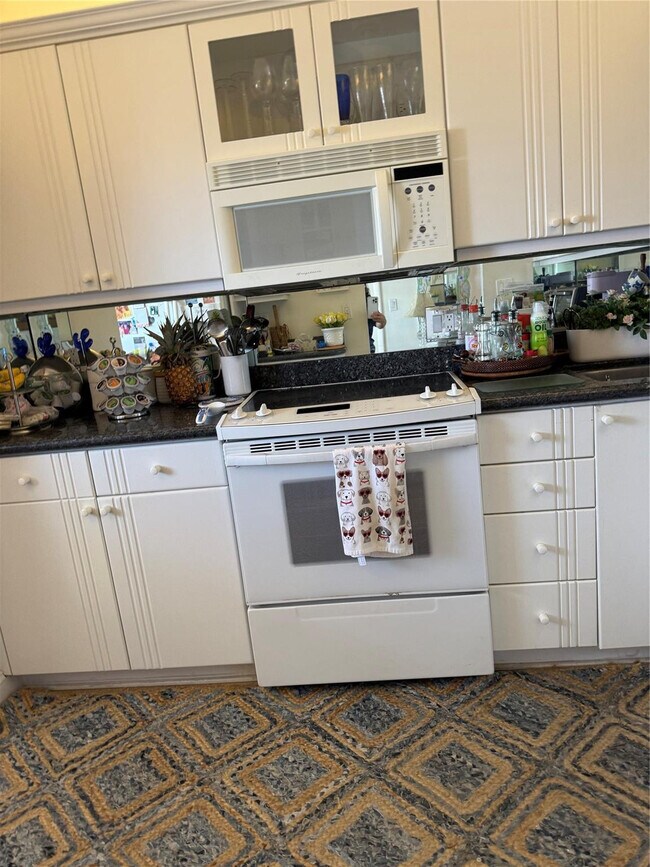 Building Photo - 1523 E Hillsboro Blvd