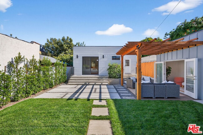 Building Photo - 2931 S Bronson Ave