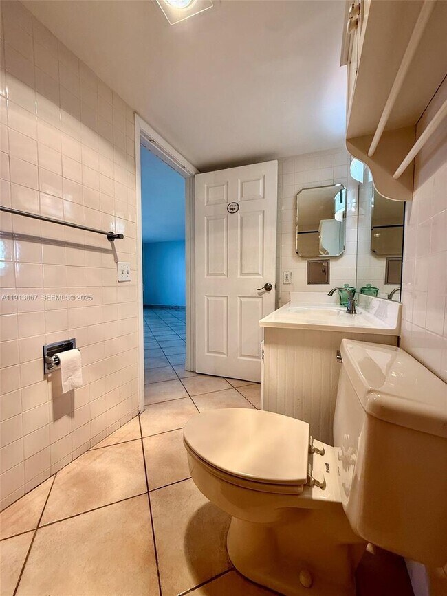 Building Photo - 555 NE 30th St