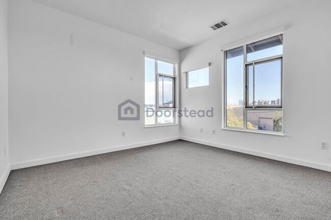 Building Photo - 6 South Ct