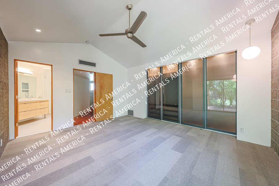 Building Photo - 3237 E Meadowbrook Ave