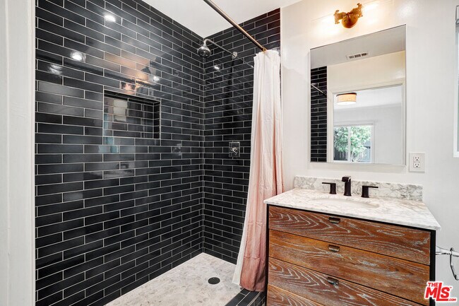 Building Photo - 4340 W 60th St