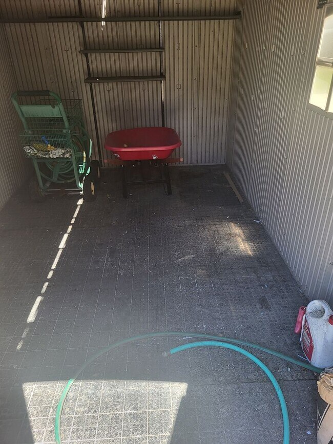 Building Photo - 5049 Pine Lake Ct