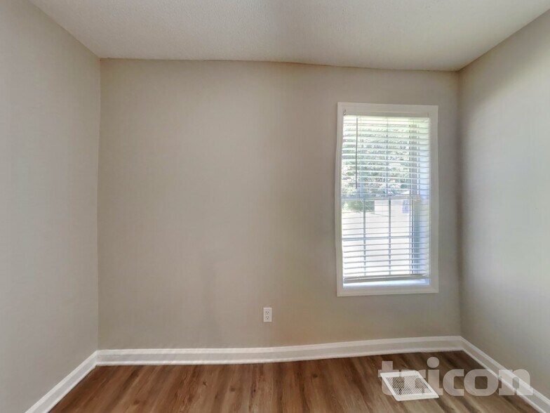 Building Photo - 2112 McKinnon Dr