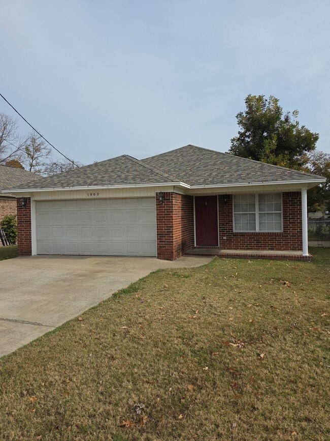 Building Photo - 1002 N Greenwich Ave