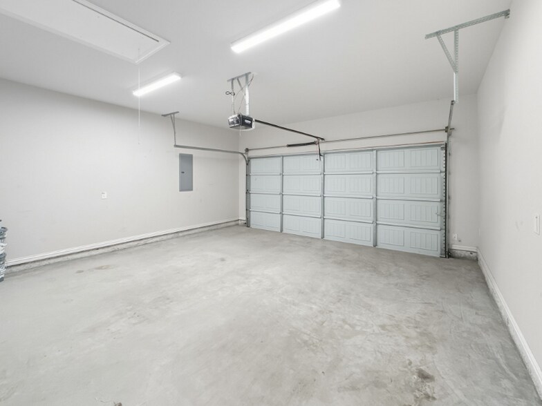 Building Photo - 9525 Thorncrown Ln