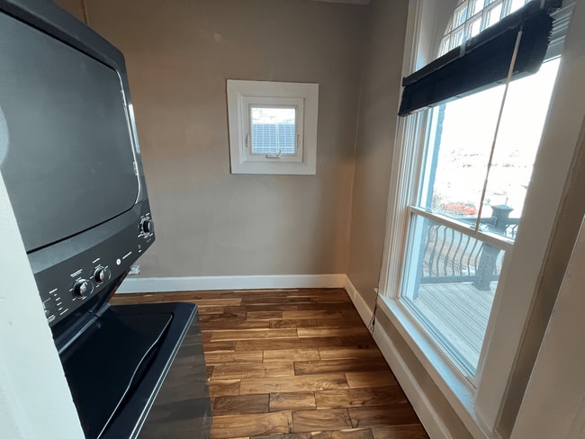 Building Photo - $1000 Move in Special - Beautiful 2 bed 1 bath in unit W/D, renovated kitchen, walkability!