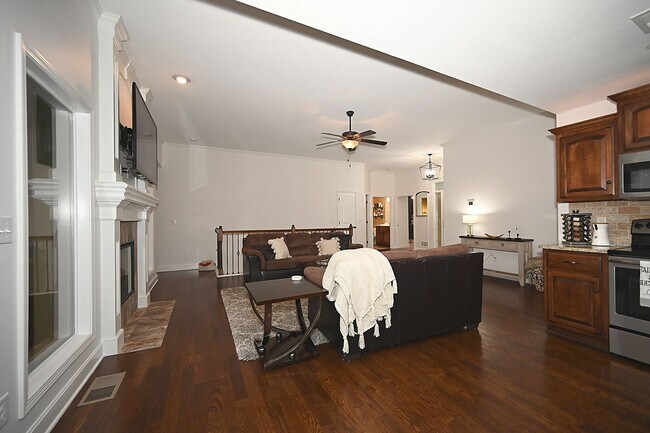 Building Photo - Beautiful 4 Bedroom, 3 Bath, Single Family...