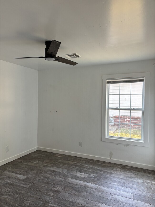 Building Photo - 901 Quail Run Rd