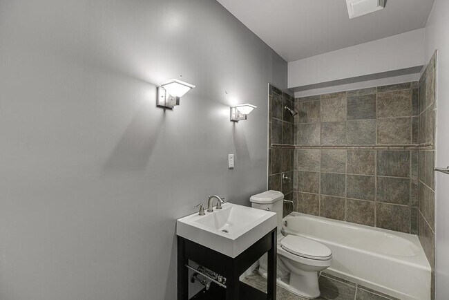 Building Photo - 4537 Grandview Pkwy