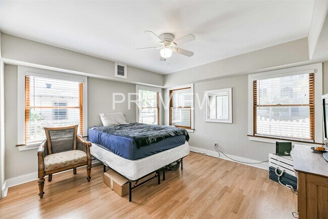 Building Photo - 818 11th St
