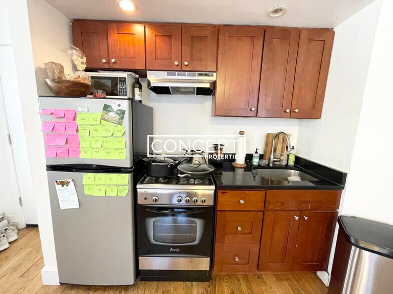 Building Photo - 24 Joy St