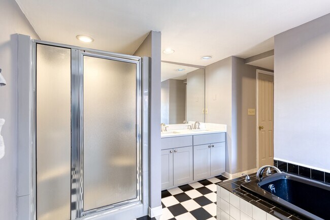 Building Photo - 447 Gittings St