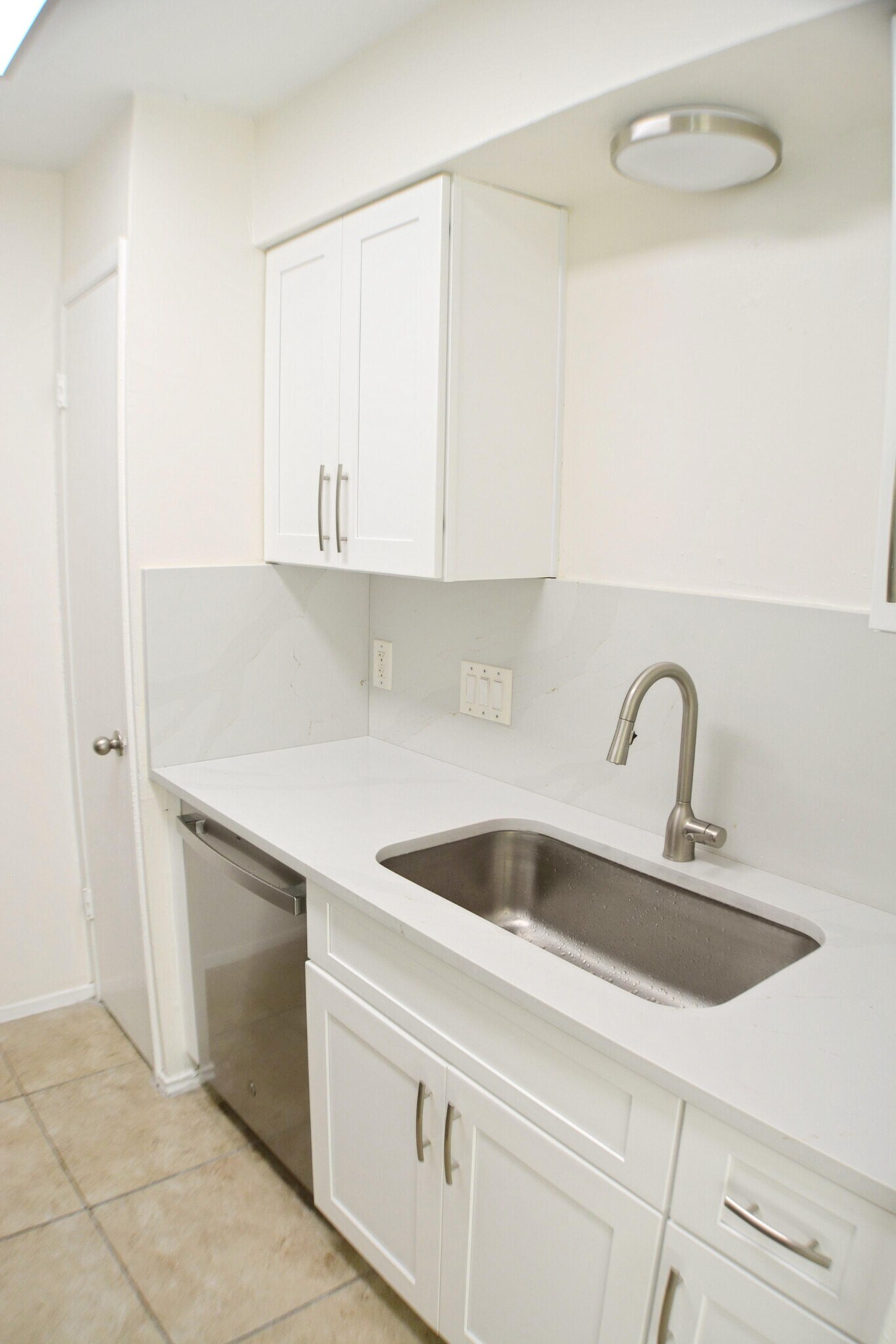 Building Photo - 111 Meteor Dr