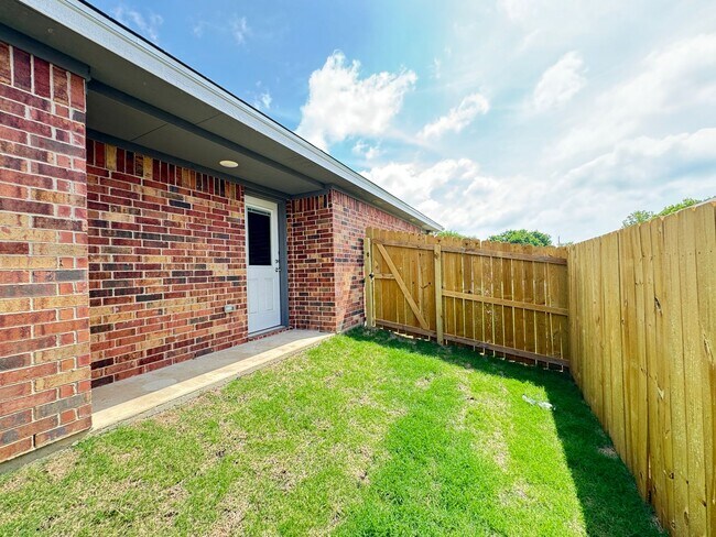 Building Photo - 1616 Indian Trail