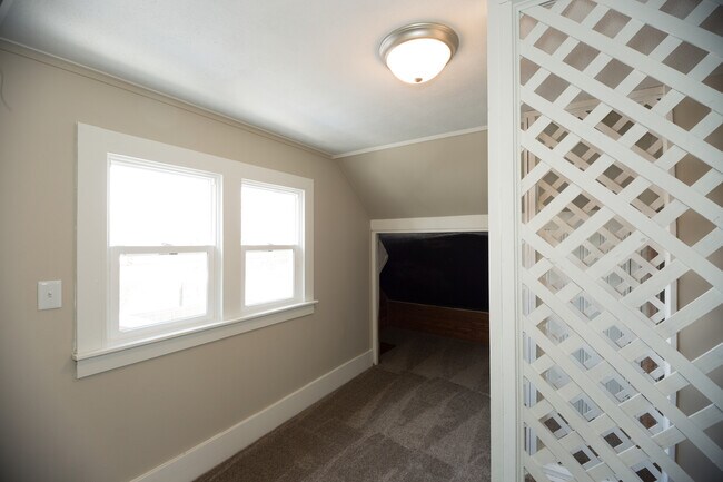 Building Photo - 3 potential 4 bedroom in desirable Beech G...
