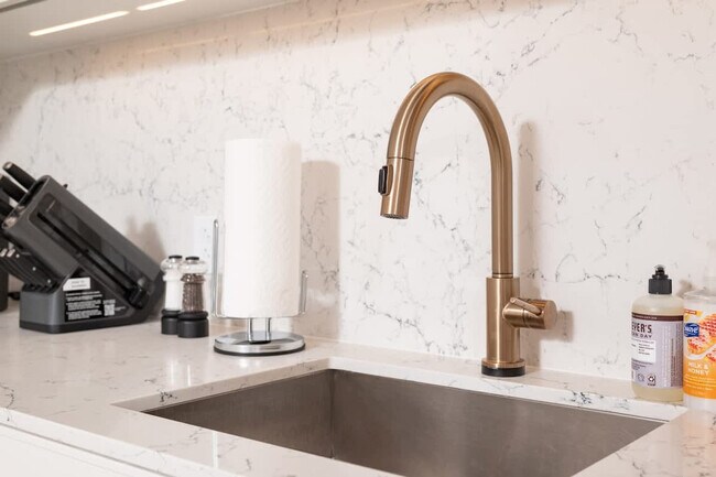 Building Photo - 212 Stuart St