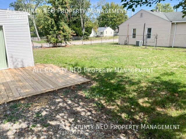 Building Photo - 835 Staeger St