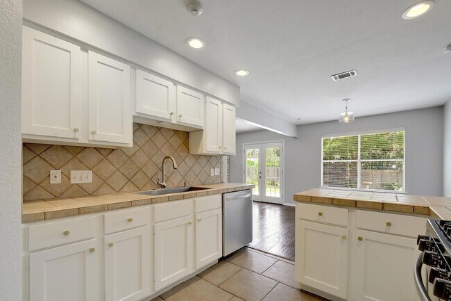 Building Photo - 6307 Smith Oak Trail
