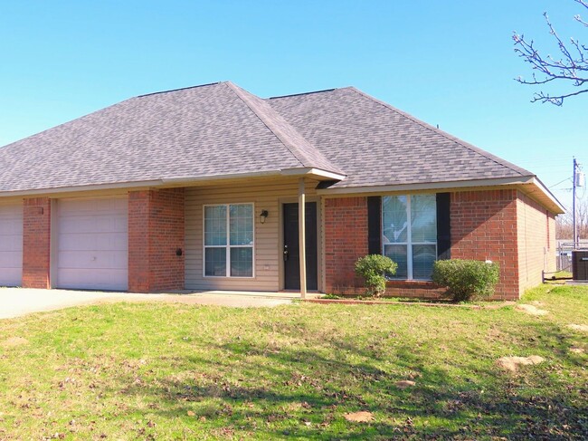 Building Photo - Lindale ISD! Beautiful 3 Bedroom, 2 Bath D...