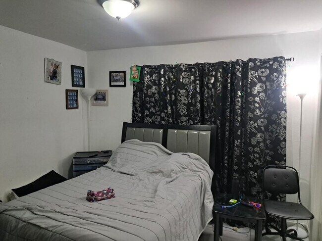 Building Photo - 827 SE 12th St