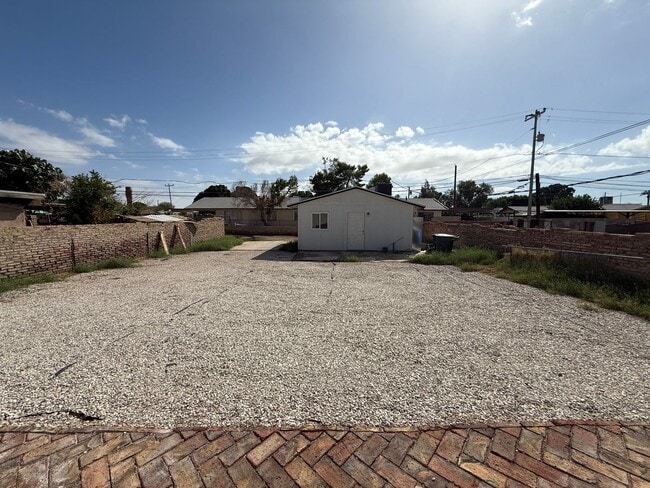 Building Photo - Remodeled 2 Bedroom w/ Utilities Included!