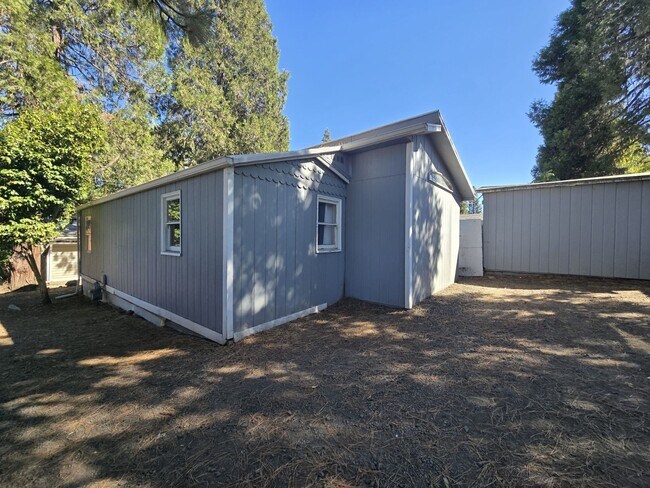 Building Photo - 1250 NW Ellan St