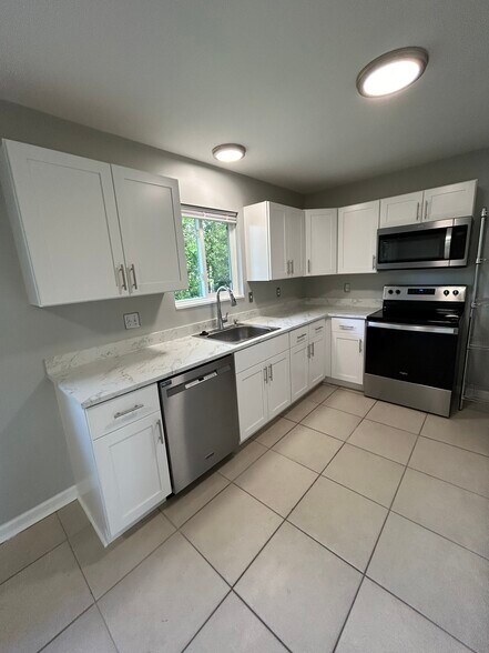 Building Photo - 217 Glenmoor St