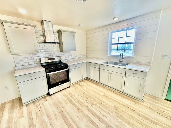Building Photo - Fully Remodeled 3/2 in Northwest Fresno