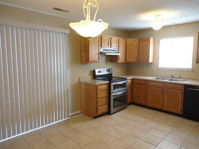 Building Photo - 743 Millbrook Dr