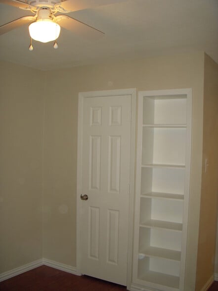 Second bedroom - 500 Town North Drive