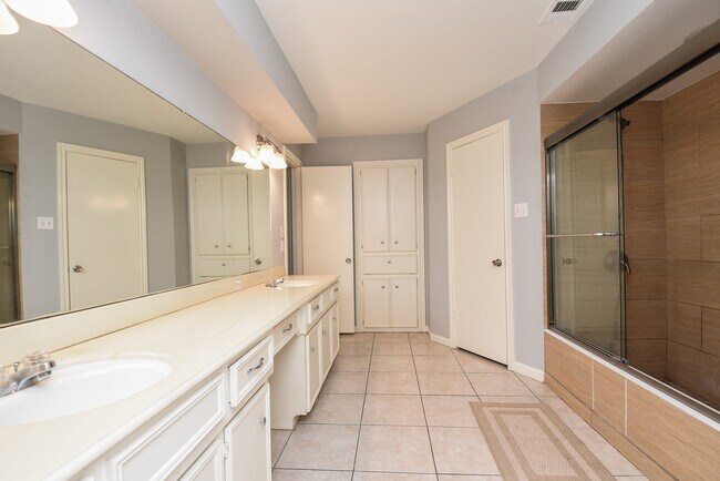 Building Photo - 4811 Shatner Dr