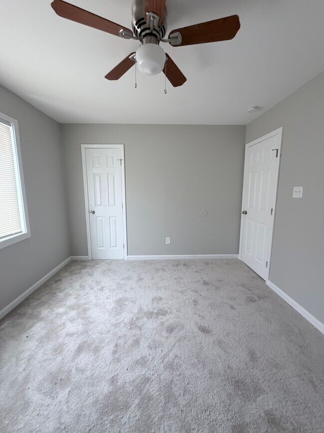Building Photo - Newly Renovated 2-Bedroom Townhouse in a Prime Location!