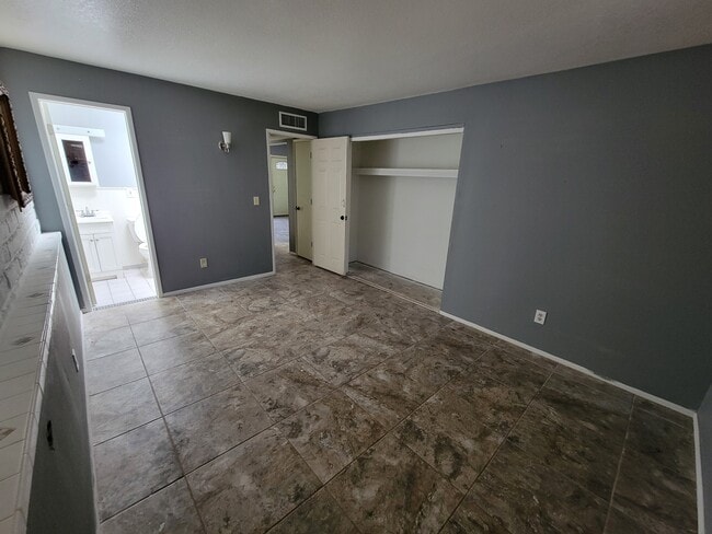 Building Photo - 1166 N Catalina Ave