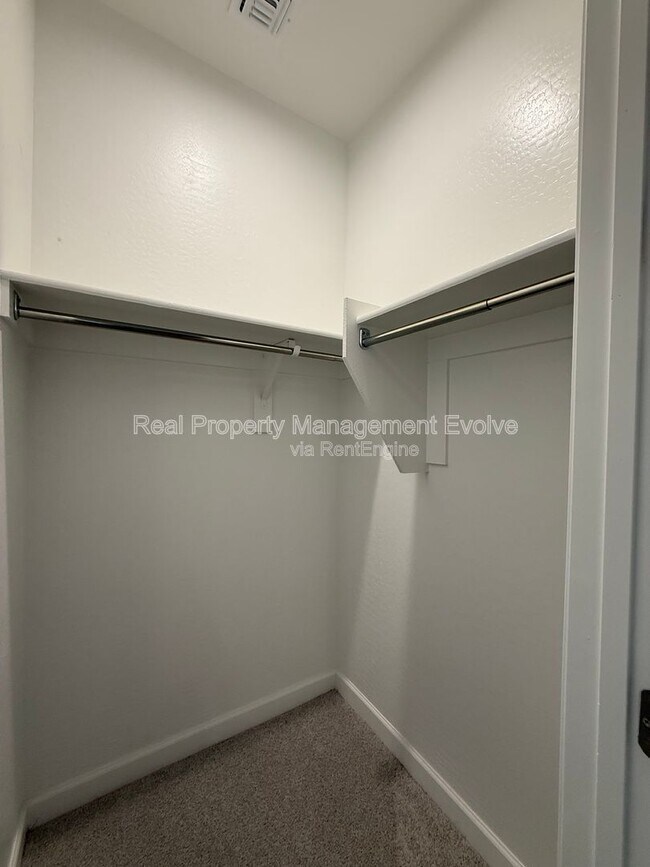 Building Photo - 5118 E Anderson Dr