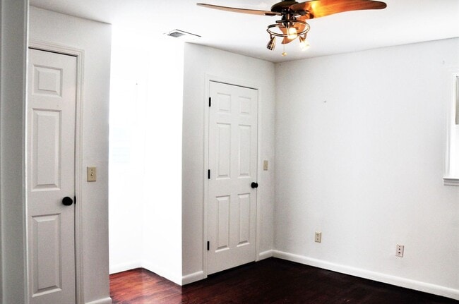 Building Photo - 35 Bogard St