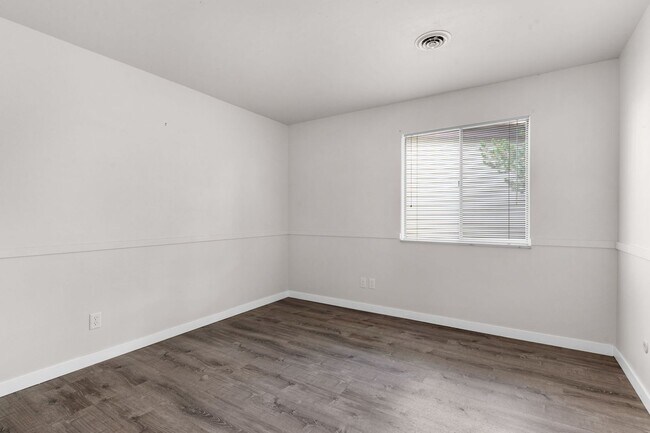 Building Photo - 6550 Delmonico Dr