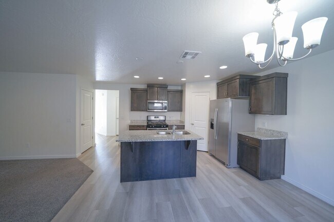 Building Photo - Spacious Townhome for Rent – Prime Location!