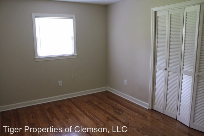 Building Photo - 2 br, 1 bath Room For Rent - 210 Cochran Rd