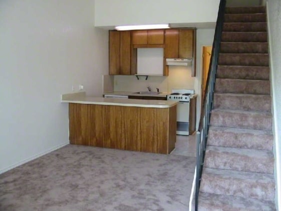 Building Photo - 406 N Oak St